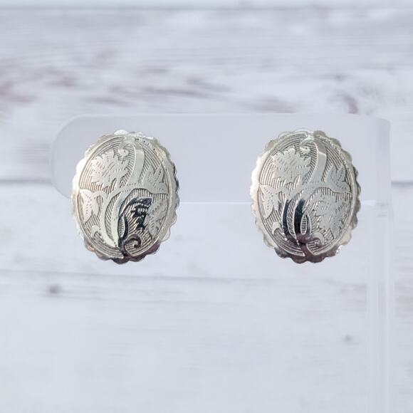 Vintage Screw Back Earrings Oval Shape with Design - Picture 1 of 9